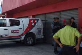 Apontado como estuprador, suspeito foge de van e se esconde em loja