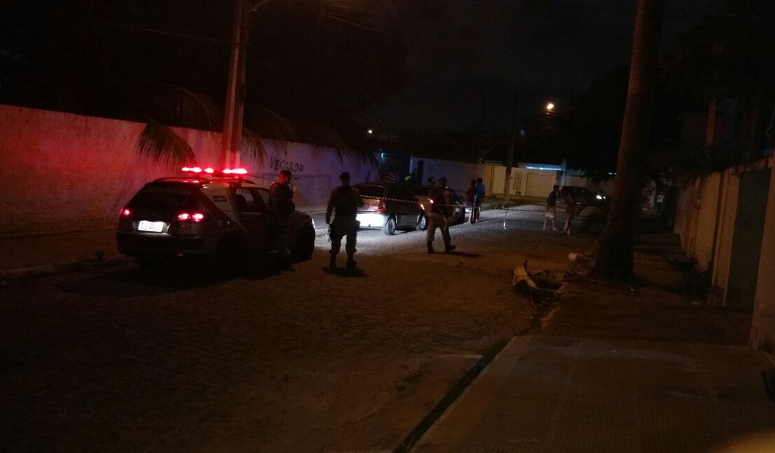 Mulher é encontrada morta dentro de carro no bairro do Poço, em Maceió