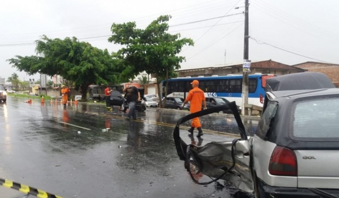 Acidente entre veículos interdita parte da via principal no bairro Santa Amélia