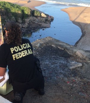 Polícia Federal faz perícia na orla de Maceió para identificar responsáveis por vazamento de esgoto