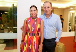 Corpos de bilionário e esposa foram encontrados pelo filho; cano de gás partido foi achado no local
