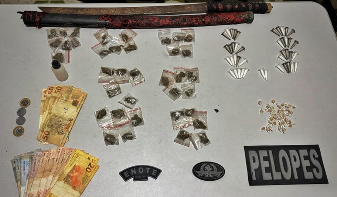 Jovens são presos com espada katana e diversos tipos de drogas em Arapiraca
