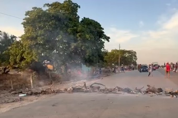 Moradores bloqueiam AL-115 em protesto contra falta de água entre Arapiraca e Igaci