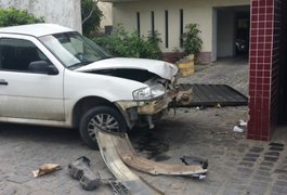 Motorista perde controle de veículo e derruba portão de condomínio