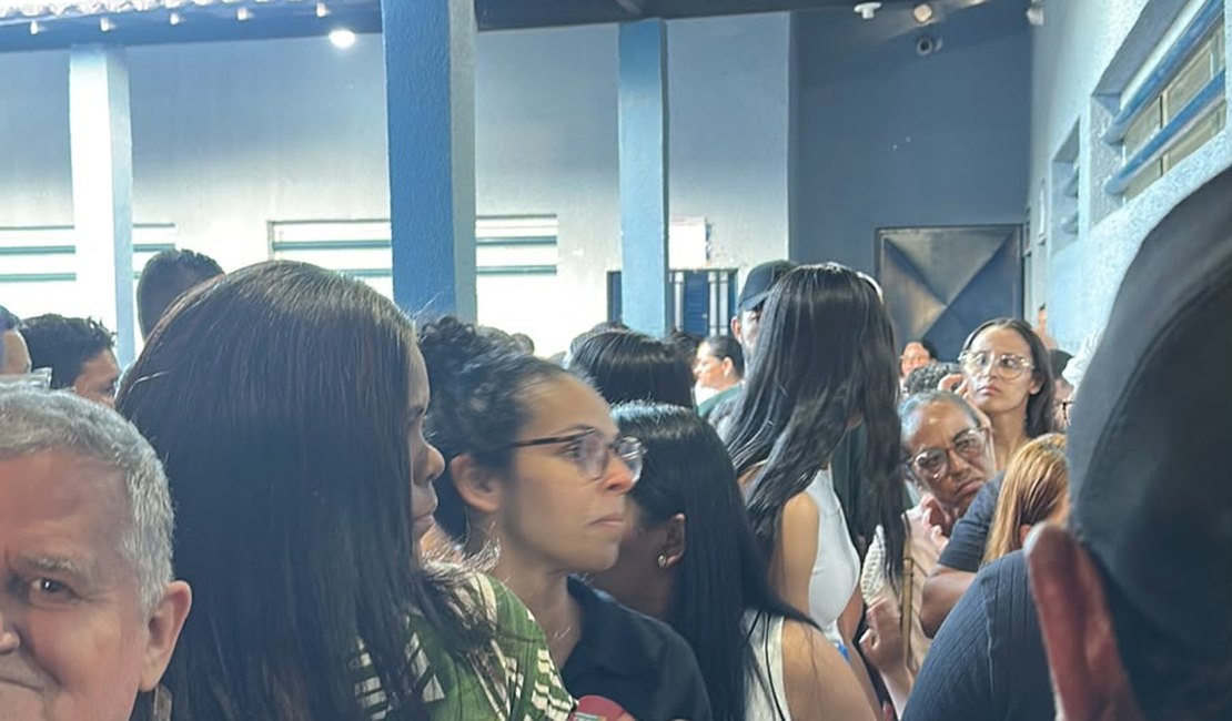 Eleitores de 13 cidades alagoanas ainda estão votando na noite deste domingo (4)