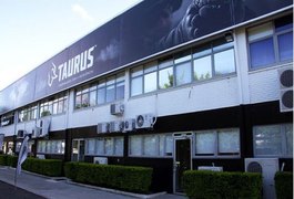Funcionários de fabricante de armas entram em férias coletivas com impactos do tarifaço no RS
