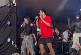 Em show de Felipe Amorim, universitária arapiraquense faz coreografia criada por ela para 'No Ouvidinho'