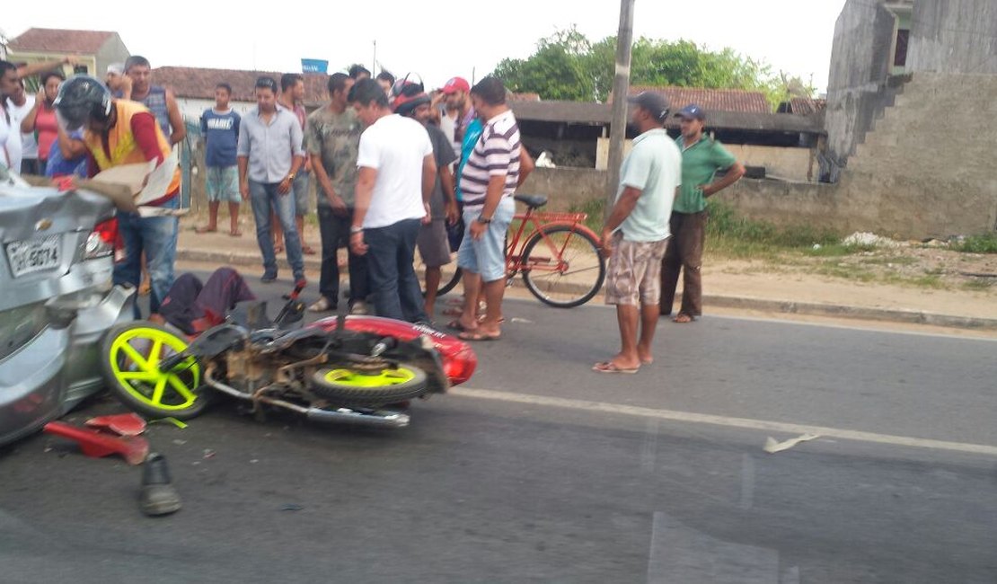 Condutor de ciclomotor fica ferido em colisão na AL 220