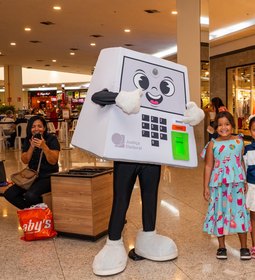 Rolê com a Pilili leva treinamento na urna eletrônica ao Maceió Shopping neste fim de semana