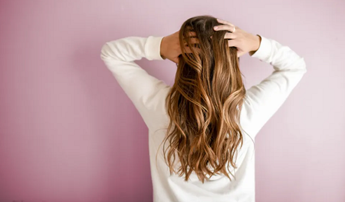 A queda de cabelo afeta 50% das mulheres. Saiba como identificar e tratar o problema