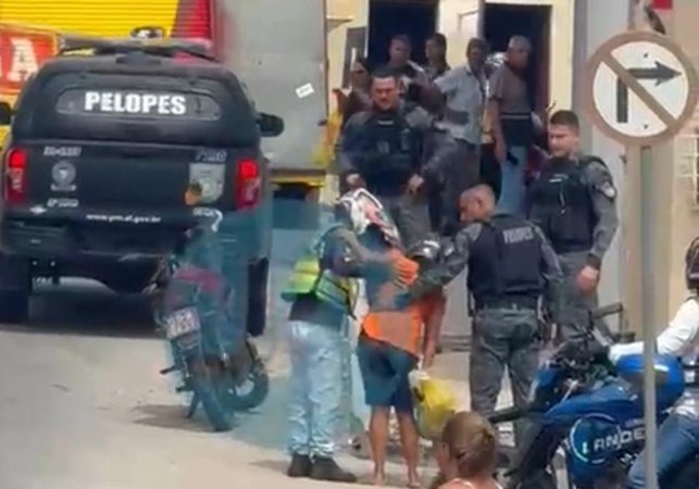 Passageira de mototaxista fica ferida após veículo passar por britas espalhadas pela rua e derrapar em Arapiraca