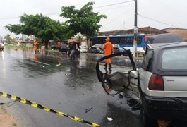 Acidente entre veículos interdita parte da via principal no bairro Santa Amélia