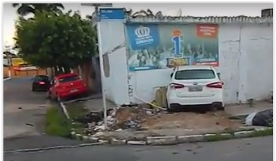 Após se envolver em colisão, veículo invade residência em Arapiraca