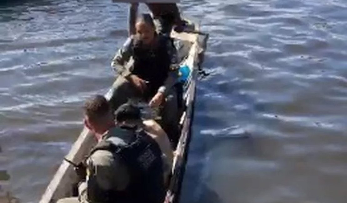Militares utilizam canoa para capturar suspeito de roubo que tentou fugir pela Lagoa Mundaú