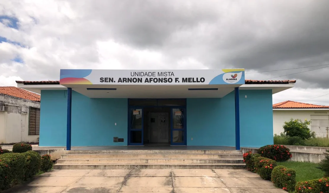 Após saída de pista, caminhão tomba na BR-101, em Campo Alegre