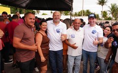 Feira Grande registra grande mobilização popular em adesivaço liderado pelo prefeito Dário Roberto