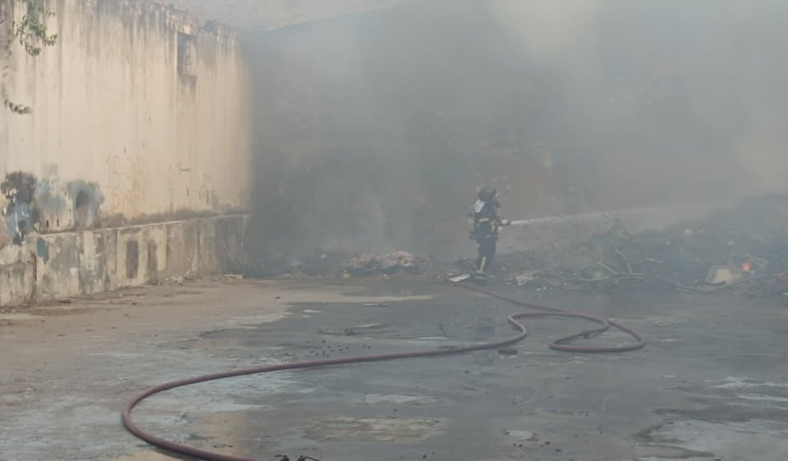 Incêndio em entulhos de lava jato desativado assusta moradores do bairro Ouro Preto, em Arapiraca