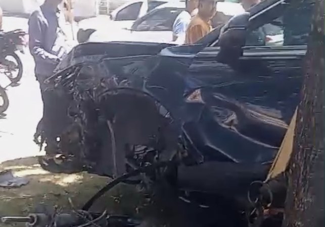 Carro capota após bater em árvore na Avenida Fernandes Lima, em Maceió