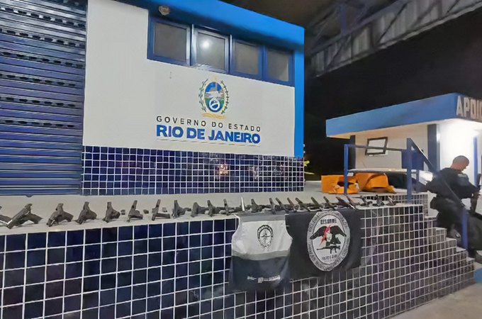 Mulher é presa com 30 pistolas no RJ; arsenal iria para o Complexo do Alemão