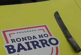 Homem, com facão, agride mulher com socos e chutes na Orla de Maceió