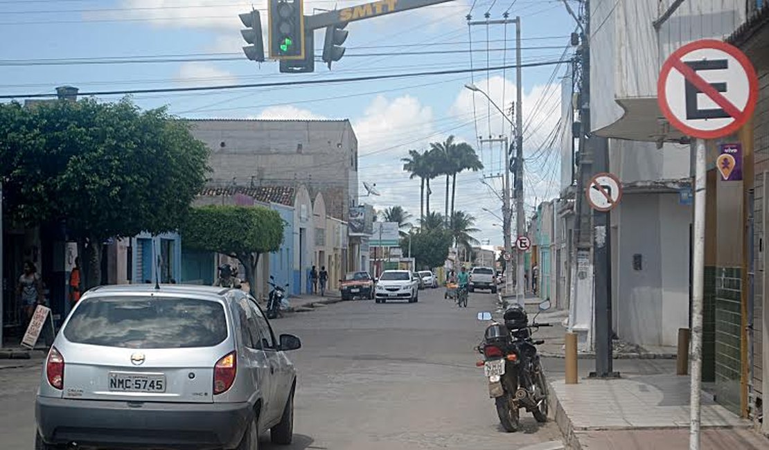 Prefeitura sinaliza cruzamento e melhora fluxo da Rua São João em Arapiraca