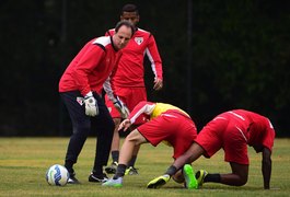 Ceni treina com bola e deve reforçar o São Paulo contra o Ceará