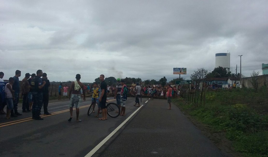 Moradores de Campo Alegre bloqueiam rodovia em protesto por falta de energia