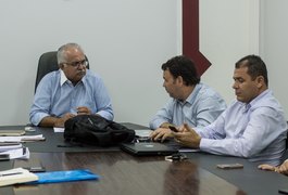 Prefeito Rogério Teófilo resolve impasse entre Frigovale e marchantes