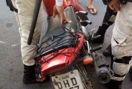 Suspeito de roubo é agredido por populares e preso em Maceió