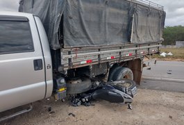 Em Arapiraca, motocicleta é arrastada por caminhão em batida e condutora é socorrida