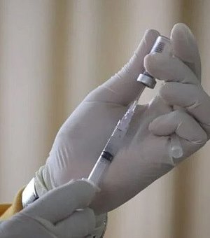 Após vacinação, Alagoas reduz mortes de idosos por Covid-19 em 72%