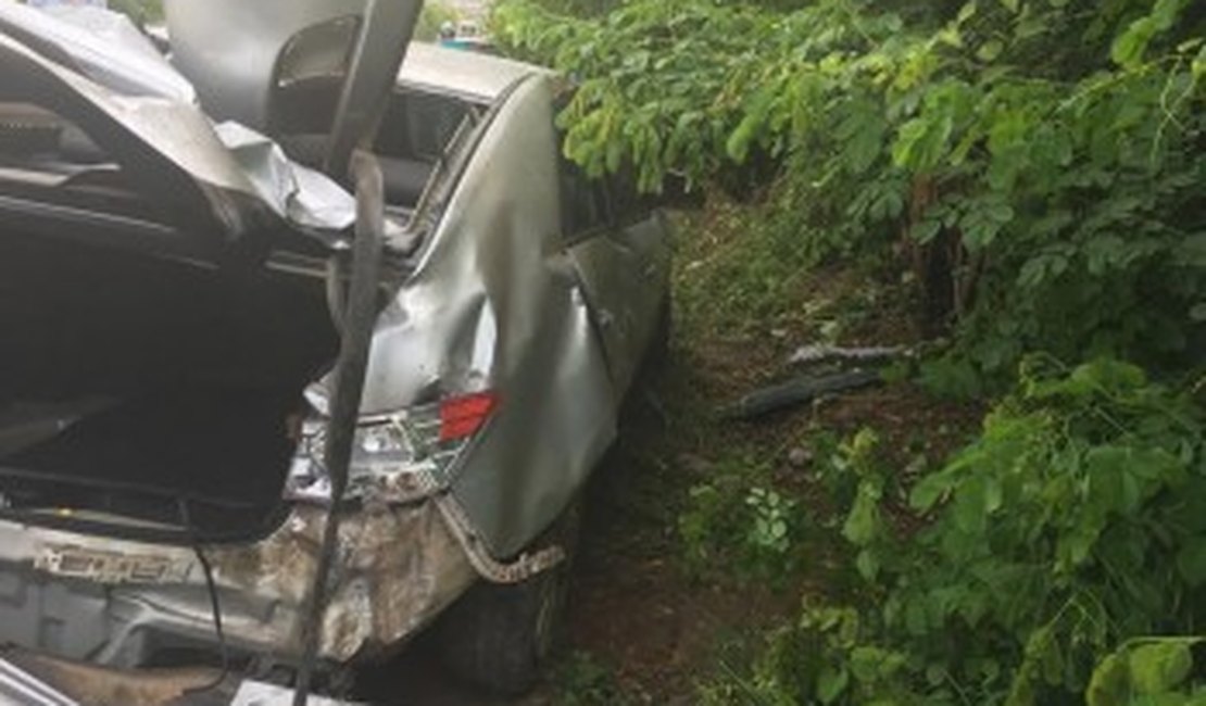 Buraco na pista causa acidente em Marechal Deodoro