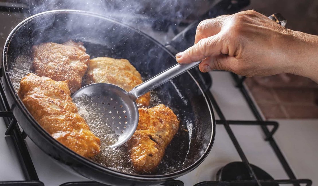 Afinal, quantas vezes posso reutilizar o óleo para fritar alimentos?