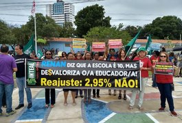 Sinteal realiza protesto cobrando reajuste salarial para os professores