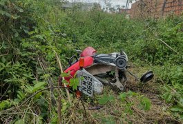 Moto é encontrada sem peças abandonada em terreno baldio, em Arapiraca