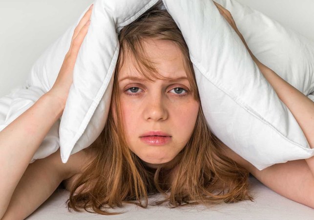 Quase 4 em cada 10 adultos com sintomas de insônia usam remédios de 5 a 7 noites por semana, diz estudo