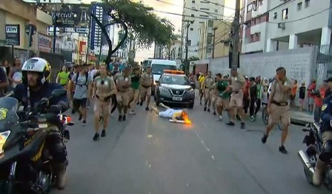 VÍDEO: Técnico de natação tropeça em buraco e cai com Tocha Olímpica no Recife