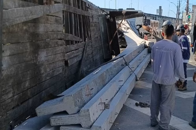 Carroceria de carreta tomba e derruba vigas de concreto em Maceió