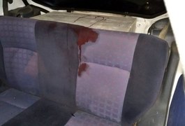 Garoto de 13 anos é atingido por bala perdida dentro do carro dos pais, em Penedo