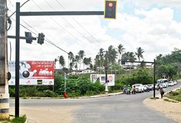 Instalada nova estrutura em semáforo danificado na Rua Pedro II