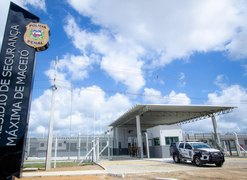 Mulher é presa pela Polícia Penal após furtar celular e ser flagrada com drogas, no presídio de Maceió