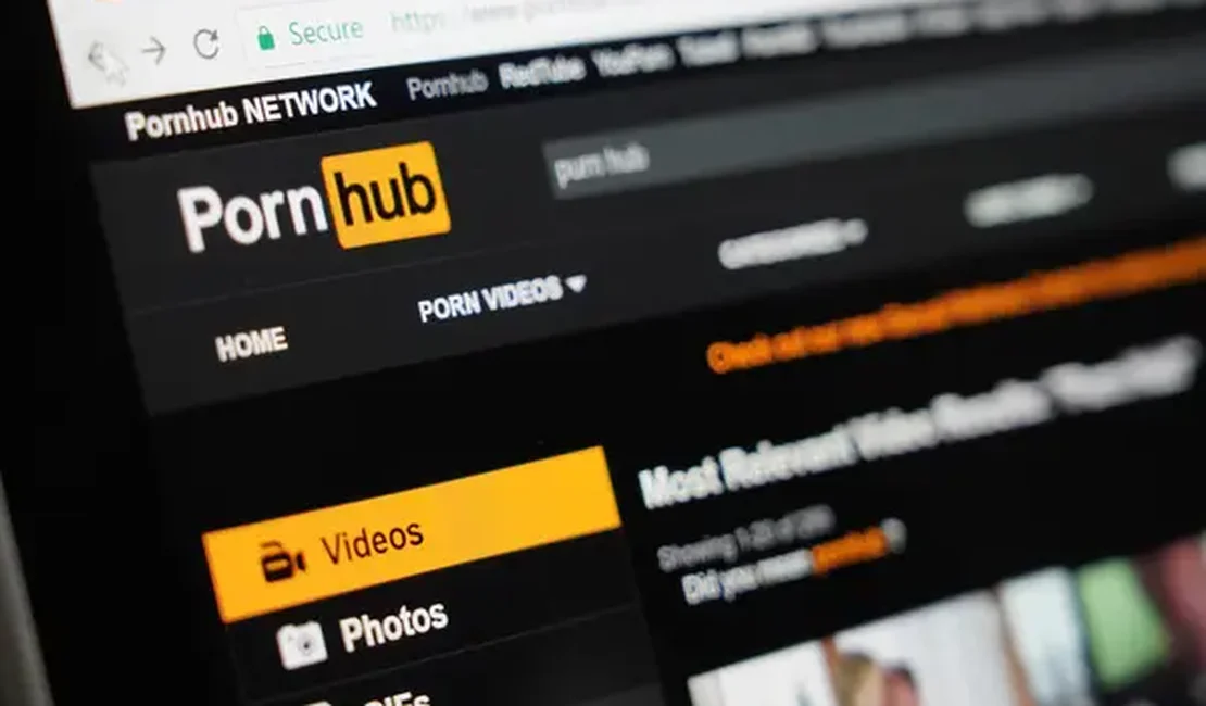 Mãe que mostrava vídeos pornográficos para filhas pequenas e fazia sexo na frente delas é presa em Maceió