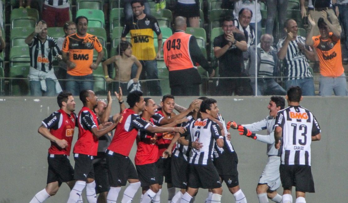 Atlético Mineiro vence o Santos e afasta Corinthians do G4