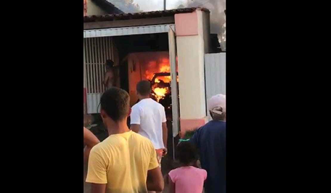 Vídeo: incêndio destrói veículos e residência na zona rural de Arapiraca