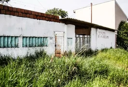 Homem espanca, acorrenta e mantém a própria mãe de 74 anos em cárcere privado e sem comida