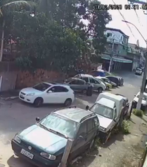 VÍDEO. Mulher escapa por pouco de ser atropelada por caminhão de lixo desgovernado