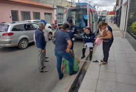 Idosa sofre queda e machuca o braço durante deslocamento para clínica em Arapiraca