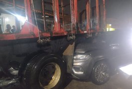 Parte frontal de carro vai parar embaixo de caminhão canavieiro e motorista fica ferido em Arapiraca