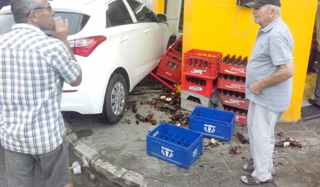 Video: Condutora não obedece sinalização e causa acidente próximo à Uneal em Arapiraca