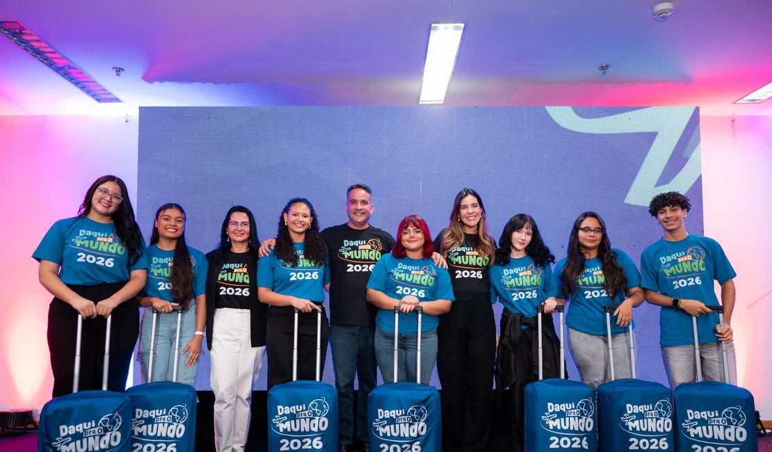Paulo Dantas entrega kits do Daqui Pro Mundo para os 150 estudantes aprovados no intercâmbio